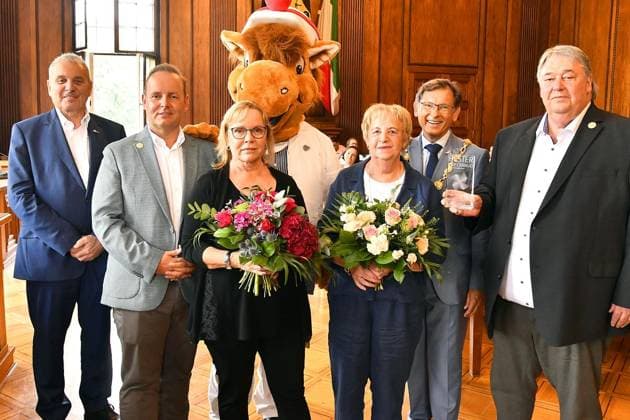 Presentation of the Best Showman Award at Crange in Herne FOR EDITORIAL PURPOSES ONLY p Showman President Albert Ritter, award winner Kristoffer Krenz, Elli Krenz, the fairground mascot, Jutta Krenz, Mayor Dr. Frank Dudda and a Copyright: JürgenxTheobald doc7wje24kd3gm9xma4m54 ,EDITORIAL USE ONLY Copyright: JürgenxTheobald