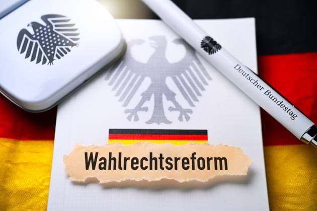 FOTOMONTAGE, Zettel mit Aufschrift Wahlrechtsreform auf Gesetzbuch *** PHOTOMONTAGE, note with inscription electoral law reform on law book ** NUR FUER REDAKTIONELLE ZWECKE ** EDITORIAL USE ONLY **