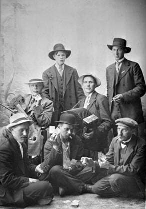 RECORD DATE NOT STATED Group photo of men with musical instruments and playing cards, 1915. Dorotea, Lapland. Copyright:xHeritagexArt HeritagexImagesxUnknownx IMAGO, ! ACHTUNG: AUFNAHMEDATUM GESCHÄTZT!  Copyright:HeritagexArt HeritagexImagesxUnknownx IMAGO
