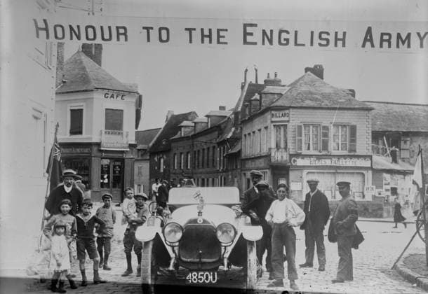 RECORD DATE NOT STATED Welcome to British, Boulogne, between c1914 and c1915. French people in street with an automobile with banner Honour to the English Army hung above them, during World War I, Boulogne-sur-Mer, France. Copyright:xHeritagexArt HeritagexImagesxBainxNewsxServicex IMAGO, ! ACHTUNG: AUFNAHMEDATUM GESCHÄTZT!  Copyright:HeritagexArt HeritagexImagesxBainxNewsxServicex IMAGO