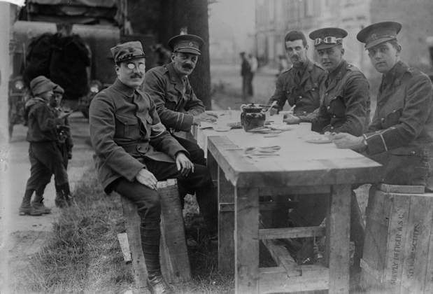 RECORD DATE NOT STATED French Officer breakfasts with English, between 1914 and 1918. A French officer having tea with English military personnel during World War I. Copyright:xHeritagexArt HeritagexImagesxBainxNewsxServicex IMAGO, ! ACHTUNG: AUFNAHMEDATUM GESCHÄTZT!  Copyright:HeritagexArt HeritagexImagesxBainxNewsxServicex IMAGO