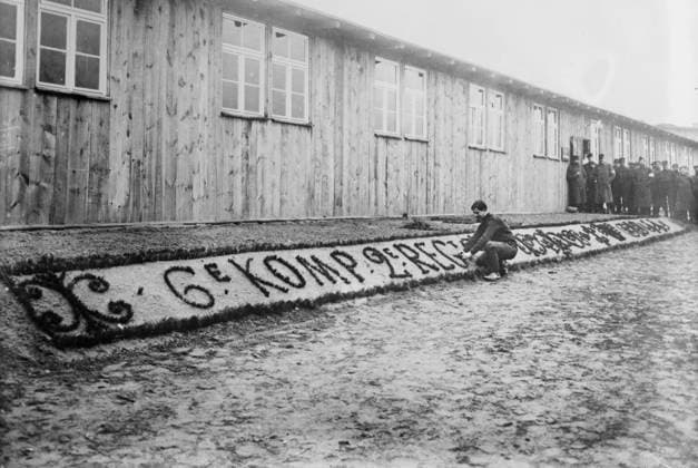 RECORD DATE NOT STATED French gardener, Prison camp, Zossen, 24 Feb 1915 (date created or published later). A French prisoner working on a flower display outside a building at Zossen prisoner of war camp, Wu?nsdorf, Zossen, Germany, during World War I. Copyright:xHeritagexArt HeritagexImagesxBainxNewsxServicex IMAGO, ! ACHTUNG: AUFNAHMEDATUM GESCHÄTZT!  Copyright:HeritagexArt HeritagexImagesxBainxNewsxServicex IMAGO
