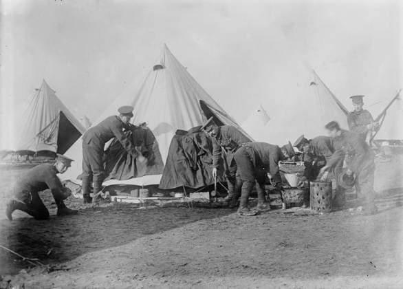 RECORD DATE NOT STATED British at Etaples, France, Feb. 1915 (date created or published later). British soldiers outside tents at E?taples, France during World War I. Copyright:xHeritagexArt HeritagexImagesxBainxNewsxServicex IMAGO, ! ACHTUNG: AUFNAHMEDATUM GESCHÄTZT!  Copyright:HeritagexArt HeritagexImagesxBainxNewsxServicex IMAGO