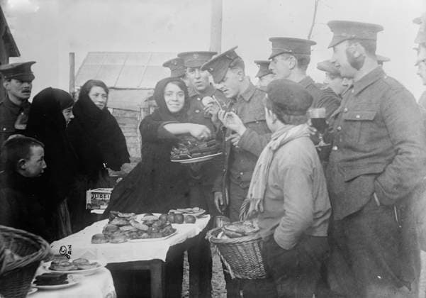 RECORD DATE NOT STATED British at Etaples buying from natives, between 1914 and c1915. British troops at E?taples, France with women selling food, during World War I. Copyright:xHeritagexArt HeritagexImagesxBainxNewsxServicex IMAGO, ! ACHTUNG: AUFNAHMEDATUM GESCHÄTZT!  Copyright:HeritagexArt HeritagexImagesxBainxNewsxServicex IMAGO