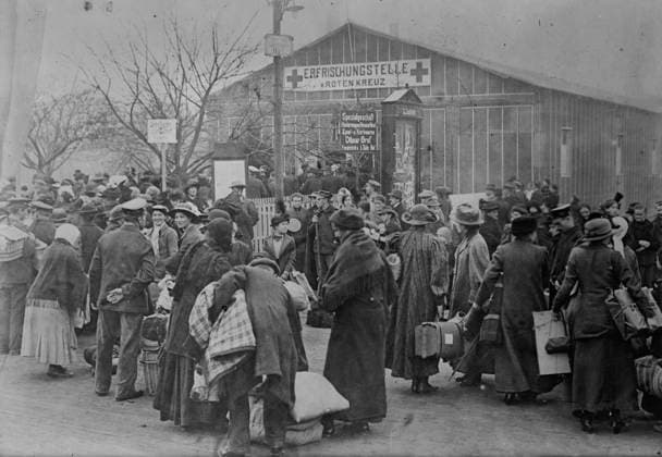 RECORD DATE NOT STATED Exchanging French - English prisoners, Singen, Switz., between c1915 and c1920. A prisoner exchange in Singen, Germany just north of the German Swiss border during World War I. Copyright:xHeritagexArt HeritagexImagesxBainxNewsxServicex IMAGO, ! ACHTUNG: AUFNAHMEDATUM GESCHÄTZT!  Copyright:HeritagexArt HeritagexImagesxBainxNewsxServicex IMAGO