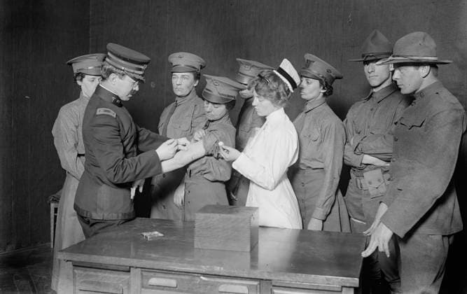 RECORD DATE NOT STATED Major Connell inoculating woman motorist, 29 May 1917. Major Connell, surgeon of the 71st Regiment, inoculating one of the three hundred women in the Women s Motor Corps of the National League for Women s Service with the army serum for typhoid at the 71st Regiment Armory, New York City, May 29, 1917 during World War I. Copyright:xHeritagexArt HeritagexImagesxBainxNewsxServicex IMAGO, ! ACHTUNG: AUFNAHMEDATUM GESCHÄTZT!  Copyright:HeritagexArt HeritagexImagesxBainxNewsxServicex IMAGO
