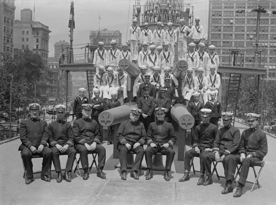 RECORD DATE NOT STATED Capt. C.F. Pierce, Lt. W.P. Vickerman, Ass t Surg. J.J. Kaveny, Com. C. Adams, Lt. Com. T.N. Taylor, Lt. C. McKinney, Ass t P.M. Wells Hawkes, Ass t Surg R.H. Jenkins Officers of the U.S.S. Recruit , 1917. Officers of the U.S.S. Recruit, a fake battleship built in Union Square, New York City by the Navy to recruit seamen and sell Liberty Bonds during World War I. Copyright:xHeritagexArt HeritagexImagesxBainxNewsxServicex IMAGO, ! ACHTUNG: AUFNAHMEDATUM GESCHÄTZT!  Copyright:HeritagexArt HeritagexImagesxBainxNewsxServicex IMAGO