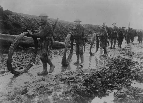 RECORD DATE NOT STATED British wiring parties in rain, Sept 1916. British soldiers taking unbarbed concertina wire to the forward area, near Hamel, September 1916 during the Battle of the Somme in World War I. Copyright:xHeritagexArt HeritagexImagesxBainxNewsxServicex IMAGO, ! ACHTUNG: AUFNAHMEDATUM GESCHÄTZT!  Copyright:HeritagexArt HeritagexImagesxBainxNewsxServicex IMAGO