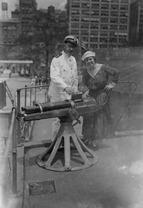 RECORD DATE NOT STATED Mabel Garrison & Captain Pierce, 16 Jul 1917. Soprano opera singer Mabel Garrison Siemonn (1886-1963) with naval officer on board the U.S.S. Recruit, a wooden mockup of a battleship built in Union Square, New York City by the Navy to recruit seamen and sell Liberty Bonds during World War I. Copyright:xHeritagexArt HeritagexImagesxBainxNewsxServicex IMAGO, ! ACHTUNG: AUFNAHMEDATUM GESCHÄTZT!  Copyright:HeritagexArt HeritagexImagesxBainxNewsxServicex IMAGO