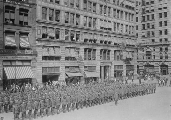 RECORD DATE NOT STATED 9th Coast Defence in Union Sq., between c1915 and c1920. Members of the U.S. Army Coast Artillery in front of the Everett Building, Union Square, New York City. Copyright:xHeritagexArt HeritagexImagesxBainxNewsxServicex IMAGO, ! ACHTUNG: AUFNAHMEDATUM GESCHÄTZT!  Copyright:HeritagexArt HeritagexImagesxBainxNewsxServicex IMAGO