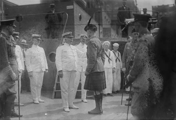 RECORD DATE NOT STATED Captain Adams receiving Kilties on U.S.S. Recruit, July 1917. Captain Charles Albert Adams (1846-1929) a U.S. naval officer who served as the commander of the USS Recruit, a wooden mockup of a battleship built in Union Square, New York City by the Navy to recruit seamen and sell Liberty Bonds during World War I. Adams is greeting members of the Canadian Highlander regiments, (Kilties) who were in New York in July 1917 to assist in recruitment. Copyright:xHeritagexArt HeritagexImagesxBainxNewsxServicex IMAGO, ! ACHTUNG: AUFNAHMEDATUM GESCHÄTZT!  Copyright:HeritagexArt HeritagexImagesxBainxNewsxServicex IMAGO