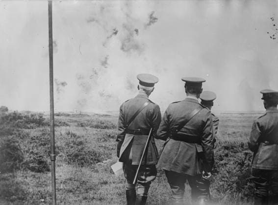 RECORD DATE NOT STATED King George V sees trench bombing, 7 Jul 1917. Trench mortar bombardment during King George V s visit to the Gas School, Helfaut, France on July 7, 1917 during World War I. Copyright:xHeritagexArt HeritagexImagesxBainxNewsxServicex IMAGO, ! ACHTUNG: AUFNAHMEDATUM GESCHÄTZT!  Copyright:HeritagexArt HeritagexImagesxBainxNewsxServicex IMAGO
