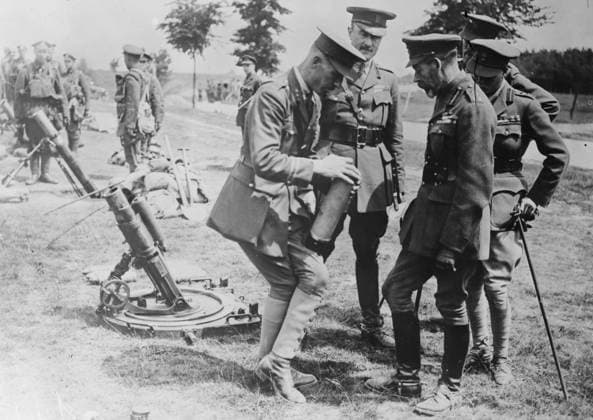 RECORD DATE NOT STATED King Geo. studies trench bombs, 7 Jul 1917. British officers explaining trench mortar to King George V and Edward, Prince of Wales at the Trench Warfare School, Helfaut, France during World War I, July 7, 1917. Copyright:xHeritagexArt HeritagexImagesxBainxNewsxServicex IMAGO, ! ACHTUNG: AUFNAHMEDATUM GESCHÄTZT!  Copyright:HeritagexArt HeritagexImagesxBainxNewsxServicex IMAGO