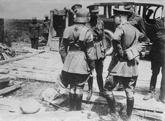 RECORD DATE NOT STATED King Geo. sees German armor, 11 Jul 1917. A British staff officer wearing a German breastplate and helmet as he speaks to King George V at Vimy Ridge, France, July 11, 1917 during World War I. Copyright:xHeritagexArt HeritagexImagesxBainxNewsxServicex IMAGO, ! ACHTUNG: AUFNAHMEDATUM GESCHÄTZT!  Copyright:HeritagexArt HeritagexImagesxBainxNewsxServicex IMAGO