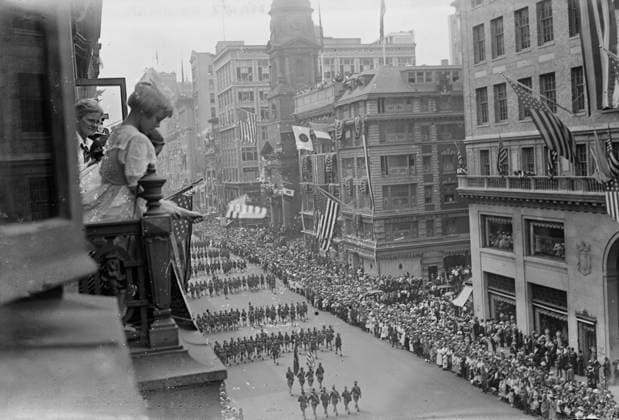 RECORD DATE NOT STATED Army on 5th Ave., 30 Aug 1917 (date created or published later). Girls on a balcony and crowds on sidewalk watching a parade of the 27th Division (National Guard of New York) on August 30, 1917 in New York City. The view is looking south toward the intersection of East 38th Street. On the far side of 38th is the Franklin Simon store, and on the near side is Lord & Taylor at 424-34 5th Avenue. Copyright:xHeritagexArt HeritagexImagesxBainxNewsxServicex IMAGO, ! ACHTUNG: AUFNAHMEDATUM GESCHÄTZT!  Copyright:HeritagexArt HeritagexImagesxBainxNewsxServicex IMAGO