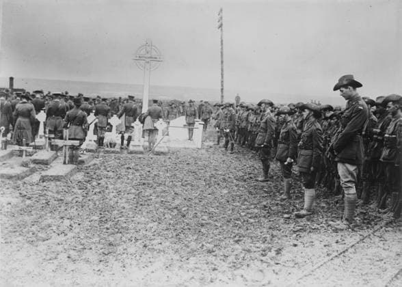 RECORD DATE NOT STATED British field memorial service, 8 Jul 1917. Australian soldiers praying after the unveiling of the memorial to the 1st Australian Division at Pozieres, the Somme, France on July 8, 1917 during World War I. Copyright:xHeritagexArt HeritagexImagesxBainxNewsxServicex IMAGO, ! ACHTUNG: AUFNAHMEDATUM GESCHÄTZT!  Copyright:HeritagexArt HeritagexImagesxBainxNewsxServicex IMAGO