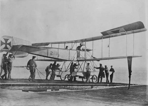 RECORD DATE NOT STATED German hydroaeroplane, between c1915 and 1918. Friedrichshafen seaplane being taken down the slipway at a North Sea air station. Copyright:xHeritagexArt HeritagexImagesxBainxNewsxServicex IMAGO, ! ACHTUNG: AUFNAHMEDATUM GESCHÄTZT!  Copyright:HeritagexArt HeritagexImagesxBainxNewsxServicex IMAGO