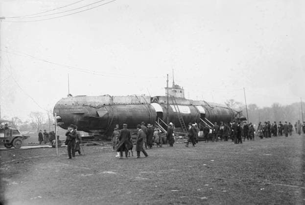 RECORD DATE NOT STATED German U-Boat in N.Y., 1917. The SM UC-5, a German Type UC I minelayer submarine (U-boat) which was captured by the Allies, brought to New York City and renamed U-Buy-a-Bond. The submarine, shown in Central Park, took part in the Liberty Loan Parade in New York City on October 25, 1917. Copyright:xHeritagexArt HeritagexImagesxBainxNewsxServicex IMAGO, ! ACHTUNG: AUFNAHMEDATUM GESCHÄTZT!  Copyright:HeritagexArt HeritagexImagesxBainxNewsxServicex IMAGO