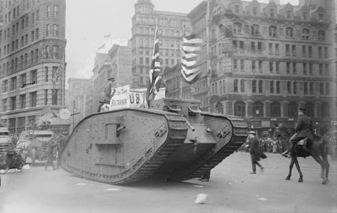 RECORD DATE NOT STATED British tank on 5th Ave., 25 Oct 1917. The British Mark IV Tank Britannia which was brought to New York City where it was renamed the Liberty and put on exhibit to help sell war bonds. It is depicted taking part in the Liberty Loan Parade in New York City on October 25, 1917 during World War I. The Liberty is currently is located at the U.S. Army Ordnance Museum at Aberdeen Proving Ground, Maryland. Copyright:xHeritagexArt HeritagexImagesxBainxNewsxServicex IMAGO, ! ACHTUNG: AUFNAHMEDATUM GESCHÄTZT!  Copyright:HeritagexArt HeritagexImagesxBainxNewsxServicex IMAGO