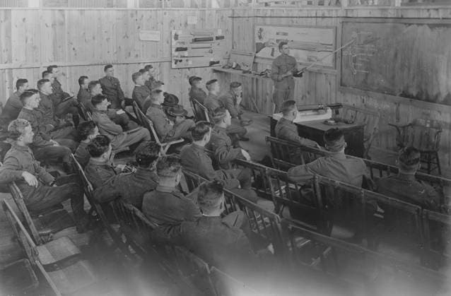 RECORD DATE NOT STATED Machine gun school, 12 Dec 1917 (date created or published later). Men becoming more familiar with the delicate mechanism of the automatic rifle as part of their aviation training. Copyright:xHeritagexArt HeritagexImagesxBainxNewsxServicex IMAGO, ! ACHTUNG: AUFNAHMEDATUM GESCHÄTZT!  Copyright:HeritagexArt HeritagexImagesxBainxNewsxServicex IMAGO