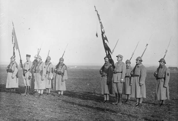 RECORD DATE NOT STATED Lufberry at Guynemer Memorial, 1917 or 1918. Fighter pilot Gervais Raoul Lufbery (1885-1918) who served in French Air Force and U.S. Army Air Service during World War I. He is attending a memorial for fighter pilot Georges Guynemer (1894-1917). Copyright:xHeritagexArt HeritagexImagesxBainxNewsxServicex IMAGO, ! ACHTUNG: AUFNAHMEDATUM GESCHÄTZT!  Copyright:HeritagexArt HeritagexImagesxBainxNewsxServicex IMAGO
