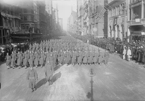 RECORD DATE NOT STATED 308th, 4 Feb 1918. The 308th Infantry on parade down Fifth Avenue on February 4, 1918, past the reviewing stand at the New York Public Library on its way to the troop trains carrying the soldiers to Europe during World War I. Copyright:xHeritagexArt HeritagexImagesxBainxNewsxServicex IMAGO, ! ACHTUNG: AUFNAHMEDATUM GESCHÄTZT!  Copyright:HeritagexArt HeritagexImagesxBainxNewsxServicex IMAGO