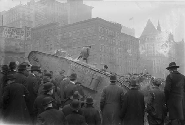 RECORD DATE NOT STATED Tank in New York Court House excavation, 1 Mar 1918 (date created or published later). The British tank Britannia which served on the Flanders front in World War I. In 1918 the Britannia visited New York City and appeared at the construction site of the courthouse behind the Municipal Building. Copyright:xHeritagexArt HeritagexImagesxBainxNewsxServicex IMAGO, ! ACHTUNG: AUFNAHMEDATUM GESCHÄTZT!  Copyright:HeritagexArt HeritagexImagesxBainxNewsxServicex IMAGO