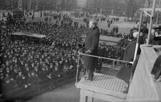 RECORD DATE NOT STATED Secy Daniels on RECRUIT, 16 Mar 1918. Secretary of the Navy Josephus Daniels (1862-1948) speaking on the U.S.S. Recruit, a fake battleship built in Union Square, New York City by the Navy to recruit seamen and sell Liberty Bonds during World War I. Daniels visited the Recruit on March 16, 1918. Copyright:xHeritagexArt HeritagexImagesxBainxNewsxServicex IMAGO, ! ACHTUNG: AUFNAHMEDATUM GESCHÄTZT!  Copyright:HeritagexArt HeritagexImagesxBainxNewsxServicex IMAGO
