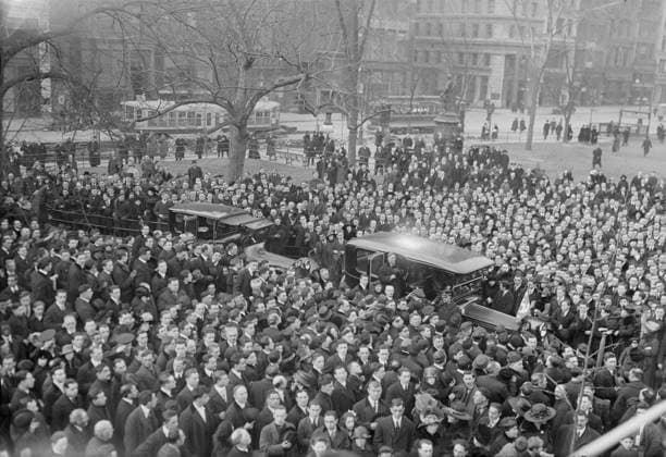 RECORD DATE NOT STATED Daniels visits RECRUIT, 16 Mar 1918. Crowd gathered to hear Secretary of the Navy Josephus Daniels (1862-1948) during his visit to the U.S.S. Recruit, a fake battleship built in Union Square, New York City by the Navy to recruit seamen and sell Liberty Bonds during World War I. Daniels visited the Recruit on March 16, 1918. Copyright:xHeritagexArt HeritagexImagesxBainxNewsxServicex IMAGO, ! ACHTUNG: AUFNAHMEDATUM GESCHÄTZT!  Copyright:HeritagexArt HeritagexImagesxBainxNewsxServicex IMAGO