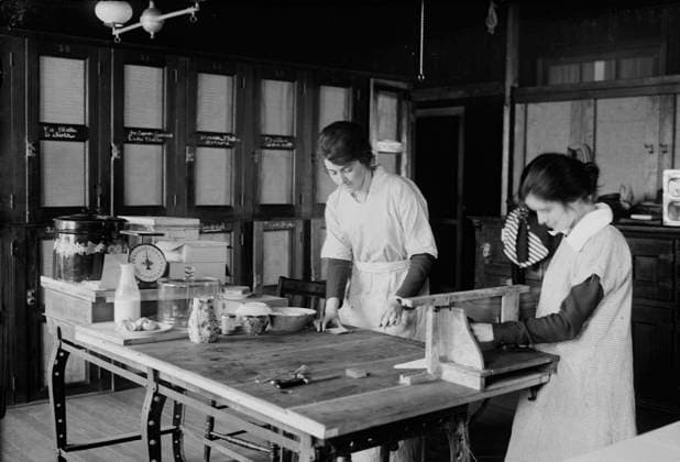 RECORD DATE NOT STATED Barnard Canteen , 1918 or 1919. Women preparing food in the Columbia University Gould Boathouse, 115th and Riverside Drive, New York City. Barnard College set up a canteen in the boathouse for soldiers who were traveling through New York City on their way home from World War I. The canteen opened on March 6, 1918 and closed on March 24, 1919. Copyright:xHeritagexArt HeritagexImagesxBainxNewsxServicex IMAGO, ! ACHTUNG: AUFNAHMEDATUM GESCHÄTZT!  Copyright:HeritagexArt HeritagexImagesxBainxNewsxServicex IMAGO