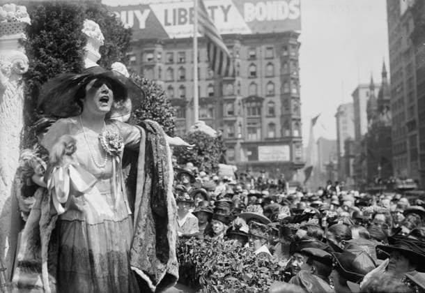 RECORD DATE NOT STATED Farrar, 15 Apr 1918. A concert by soprano opera singer Geraldine Farrar (1882-1967) which was part of the Women s War Relief Association s Liberty Theater in front of the New York Public Library at 5th Avenue and 42nd Street in New York City. Performances and speeches were held to appeal to the public to buy Liberty bonds. The theater was part of the Third Liberty Loan drive, which was held from April 6, 1918 to May 4, 1918 during World War I. Copyright:xHeritagexArt HeritagexImagesxBainxNewsxServicex IMAGO, ! ACHTUNG: AUFNAHMEDATUM GESCHÄTZT!  Copyright:HeritagexArt HeritagexImagesxBainxNewsxServicex IMAGO