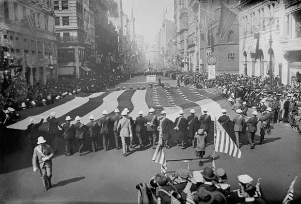 RECORD DATE NOT STATED Liberty Parade, 1917 or 1918. Men with large American flag marching in a parade to support Liberty bonds during World War I, New York City. The Postal Life Building at Fifth Avenue and Forty Third Street is on the right. Copyright:xHeritagexArt HeritagexImagesxBainxNewsxServicex IMAGO, ! ACHTUNG: AUFNAHMEDATUM GESCHÄTZT!  Copyright:HeritagexArt HeritagexImagesxBainxNewsxServicex IMAGO