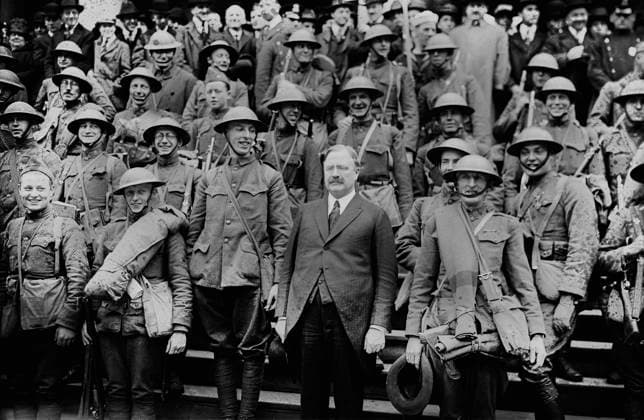 RECORD DATE NOT STATED Hylan Liberty Parade Pershing Vets , between c1915 and c1920. New York City s Mayor John Francis Hylan (1868-1936) with World War I veterans (Pershing s Men) who were marching in support of the Liberty Loan drive. Copyright:xHeritagexArt HeritagexImagesxBainxNewsxServicex IMAGO, ! ACHTUNG: AUFNAHMEDATUM GESCHÄTZT!  Copyright:HeritagexArt HeritagexImagesxBainxNewsxServicex IMAGO