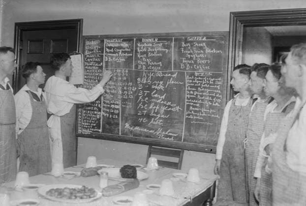 RECORD DATE NOT STATED Recipes, Naval cooking school, 59th St. N.Y., between c1915 and 1918. Students looking at a blackboard on which are written recipes for rye bread and other foods, at the New York Cooking School, 126 East 59th Street, which trained soldiers to cook for the Navy during World War I. Copyright:xHeritagexArt HeritagexImagesxBainxNewsxServicex IMAGO, ! ACHTUNG: AUFNAHMEDATUM GESCHÄTZT!  Copyright:HeritagexArt HeritagexImagesxBainxNewsxServicex IMAGO