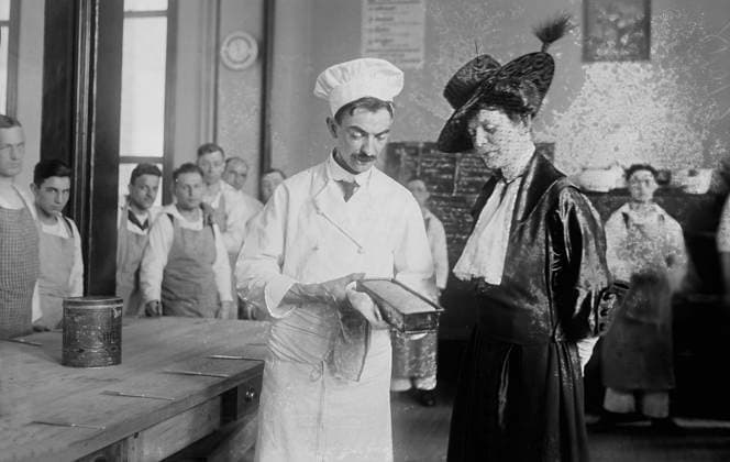 RECORD DATE NOT STATED Mrs. J.L. Putnam at Naval Cooks School, between c1915 and 1918. Mrs. J.L. Putnam with chef and students at the New York Cooking School, 126 East 59th Street. The school trained soldiers to cook for the Navy during World War I. Copyright:xHeritagexArt HeritagexImagesxBainxNewsxServicex IMAGO, ! ACHTUNG: AUFNAHMEDATUM GESCHÄTZT!  Copyright:HeritagexArt HeritagexImagesxBainxNewsxServicex IMAGO