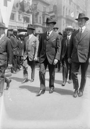 RECORD DATE NOT STATED Wilson, 18 May 1918. President Woodrow Wilson (1856-1924) marching in a Red Cross parade with Secret Service men on Fifth Avenue, New York City, May 18, 1918 during World War I. Copyright:xHeritagexArt HeritagexImagesxBainxNewsxServicex IMAGO, ! ACHTUNG: AUFNAHMEDATUM GESCHÄTZT!  Copyright:HeritagexArt HeritagexImagesxBainxNewsxServicex IMAGO