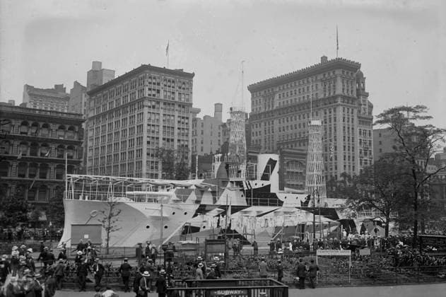 RECORD DATE NOT STATED RECRUIT, 1917 or 1918. The U.S.S. Recruit, a fake battleship built in Union Square, New York City by the Navy to recruit seamen and sell Liberty Bonds during World War I. Ship was painted with camouflage paint by the Woman s Reserve Camouflage Corps of the National League for Woman s Service. Copyright:xHeritagexArt HeritagexImagesxBainxNewsxServicex IMAGO, ! ACHTUNG: AUFNAHMEDATUM GESCHÄTZT!  Copyright:HeritagexArt HeritagexImagesxBainxNewsxServicex IMAGO