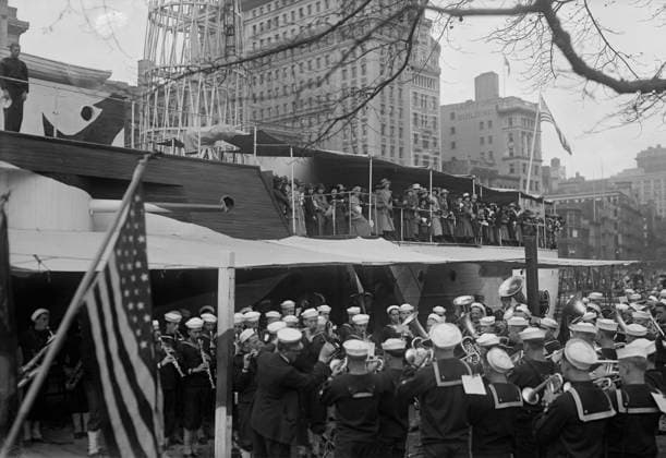 RECORD DATE NOT STATED French women on RECRUIT, 1917 or 1918. A military band playing next to the USS Recruit, a wooden mockup of a battleship built in Union Square, New York City by the Navy to recruit seamen and sell Liberty Bonds during World War I. French women stand on deck. Copyright:xHeritagexArt HeritagexImagesxBainxNewsxServicex IMAGO, ! ACHTUNG: AUFNAHMEDATUM GESCHÄTZT!  Copyright:HeritagexArt HeritagexImagesxBainxNewsxServicex IMAGO