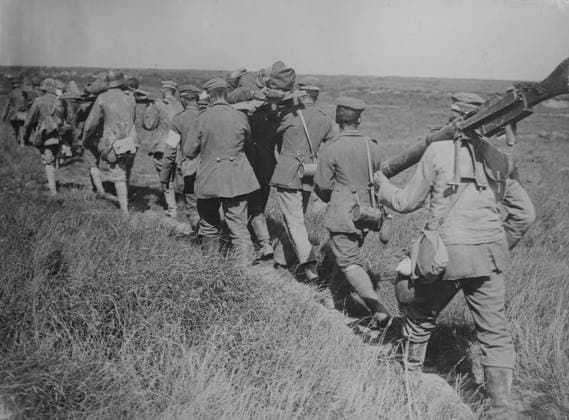 RECORD DATE NOT STATED German prisoners with machine guns & wounded, 21 Aug 1918. German prisoners bringing in wounded soldiers and captured machine guns during the third Battle of the Albert, near Courcelles, France, August 21, 1918 during World War I. Copyright:xHeritagexArt HeritagexImagesxBainxNewsxServicex IMAGO, ! ACHTUNG: AUFNAHMEDATUM GESCHÄTZT!  Copyright:HeritagexArt HeritagexImagesxBainxNewsxServicex IMAGO