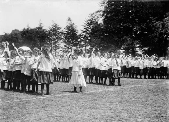 RECORD DATE NOT STATED Pass ball relay, Pelham Bay Park, 1911. Shows girls from the Washington Irving High Schools, New York City, attending a Midsummer Day Festival which was held at Pelham Bay Park in the Bronx on June 23, 1911. Copyright:xHeritagexArt HeritagexImagesxBainxNewsxServicex IMAGO, ! ACHTUNG: AUFNAHMEDATUM GESCHÄTZT!  Copyright:HeritagexArt HeritagexImagesxBainxNewsxServicex IMAGO