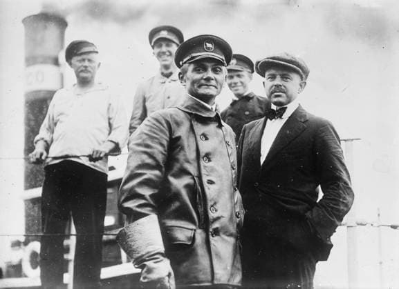 RECORD DATE NOT STATED Capt. P. Koenig, Paul Hinken, 1916. Shows submarine Captain Paul Liebrecht Ko?nig. He was Captain of the merchant sub Deutschland. This shows them in Baltimore on July 10, 1916. Copyright:xHeritagexArt HeritagexImagesxBainxNewsxServicex IMAGO, ! ACHTUNG: AUFNAHMEDATUM GESCHÄTZT!  Copyright:HeritagexArt HeritagexImagesxBainxNewsxServicex IMAGO