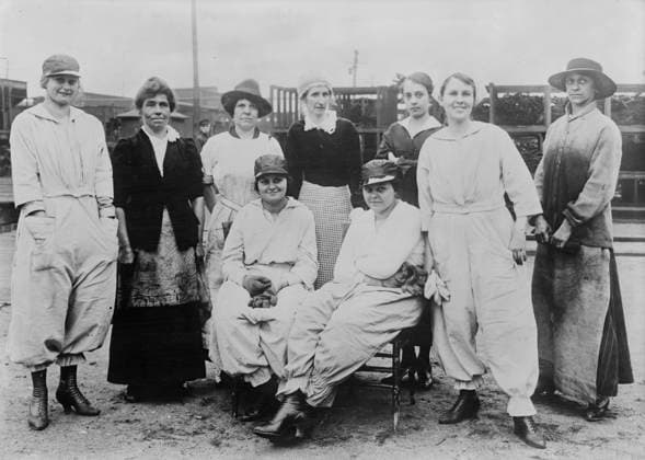 RECORD DATE NOT STATED B & O Women Workers, Loraine, O. i.e. Lorain, Ohio , 1917. Shows women railroad workers in the Baltimore and Ohio Railroad shops during World War I in Lorain, Ohio. Copyright:xHeritagexArt HeritagexImagesxBainxNewsxServicex IMAGO, ! ACHTUNG: AUFNAHMEDATUM GESCHÄTZT!  Copyright:HeritagexArt HeritagexImagesxBainxNewsxServicex IMAGO