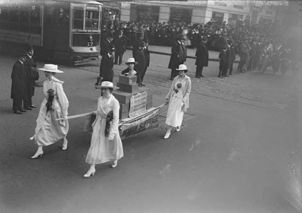 RECORD DATE NOT STATED Suf. i.e. suffrage parade, 1917. Shows women carrying a ballot box in a women s suffrage parade, New York City, Oct. 27, 1917. Copyright:xHeritagexArt HeritagexImagesxBainxNewsxServicex IMAGO, ! ACHTUNG: AUFNAHMEDATUM GESCHÄTZT!  Copyright:HeritagexArt HeritagexImagesxBainxNewsxServicex IMAGO