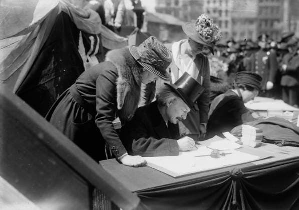 RECORD DATE NOT STATED Paderewski, between c1915 and c1920. Shows Polish pianist and composer Ignacy Jan Paderewski (1860-1941) seated at an outdoor table. Copyright:xHeritagexArt HeritagexImagesxBainxNewsxServicex IMAGO, ! ACHTUNG: AUFNAHMEDATUM GESCHÄTZT!  Copyright:HeritagexArt HeritagexImagesxBainxNewsxServicex IMAGO