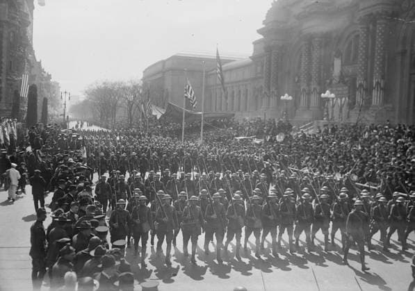 RECORD DATE NOT STATED 27th Division, Mar 1918. Parade for the soldiers of the U.S. Army 27th Division in New York City after World War I, passing the New York Public Library. Copyright:xHeritagexArt HeritagexImagesxBainxNewsxServicex IMAGO, ! ACHTUNG: AUFNAHMEDATUM GESCHÄTZT!  Copyright:HeritagexArt HeritagexImagesxBainxNewsxServicex IMAGO