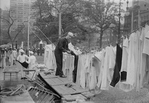 RECORD DATE NOT STATED W.J. Reilly, unknown date. William J. Reilly, sergeant in the Navy and vaudeville performer, who recorded patriotic songs as Sailor Reilly. He is hanging laundry on the grounds of the USS Recruit, a wooden mockup of a battleship built in Union Square, New York City by the Navy to recruit seamen and sell Liberty Bonds during World War I. Copyright:xHeritagexArt HeritagexImagesxBainxNewsxServicex IMAGO, ! ACHTUNG: AUFNAHMEDATUM GESCHÄTZT!  Copyright:HeritagexArt HeritagexImagesxBainxNewsxServicex IMAGO