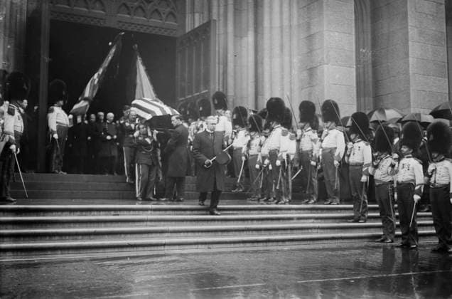 RECORD DATE NOT STATED Sickles coffin carried from Cathedral, 1914. Shows the coffin of Union general and politician Daniel Edgar Sickles (1819-1914), being carried out of St. Patrick s Cathedral, New York City, May 8, 1914. Copyright:xHeritagexArt HeritagexImagesxBainxNewsxServicex IMAGO, ! ACHTUNG: AUFNAHMEDATUM GESCHÄTZT!  Copyright:HeritagexArt HeritagexImagesxBainxNewsxServicex IMAGO