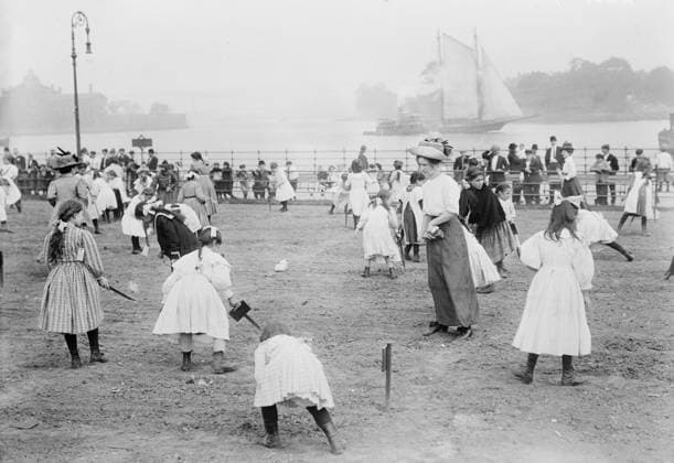 RECORD DATE NOT STATED Farm for school children, N.Y.C., between c1910 and c1915. Shows children in the farm garden which opened on May 20, 1911 and was designed as a place of respite for child laborers in Thomas Jefferson Park, New York City. Copyright:xHeritagexArt HeritagexImagesxBainxNewsxServicex IMAGO, ! ACHTUNG: AUFNAHMEDATUM GESCHÄTZT!  Copyright:HeritagexArt HeritagexImagesxBainxNewsxServicex IMAGO