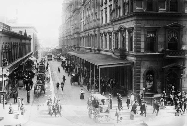 RECORD DATE NOT STATED Returning summer crowd outside Grand Central 9 8 08 New York , 1908. Copyright:xHeritagexArt HeritagexImagesxBainxNewsxServicex IMAGO, ! ACHTUNG: AUFNAHMEDATUM GESCHÄTZT!  Copyright:HeritagexArt HeritagexImagesxBainxNewsxServicex IMAGO