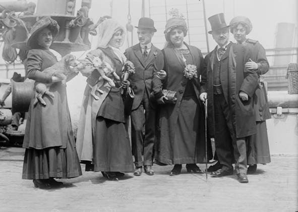 RECORD DATE NOT STATED De Rigny and Tety Langy holding dogs, D Alveres and brother, Oscar and Stella Hammerstein, 1910. Copyright:xHeritagexArt HeritagexImagesxBainxNewsxServicex IMAGO, ! ACHTUNG: AUFNAHMEDATUM GESCHÄTZT!  Copyright:HeritagexArt HeritagexImagesxBainxNewsxServicex IMAGO